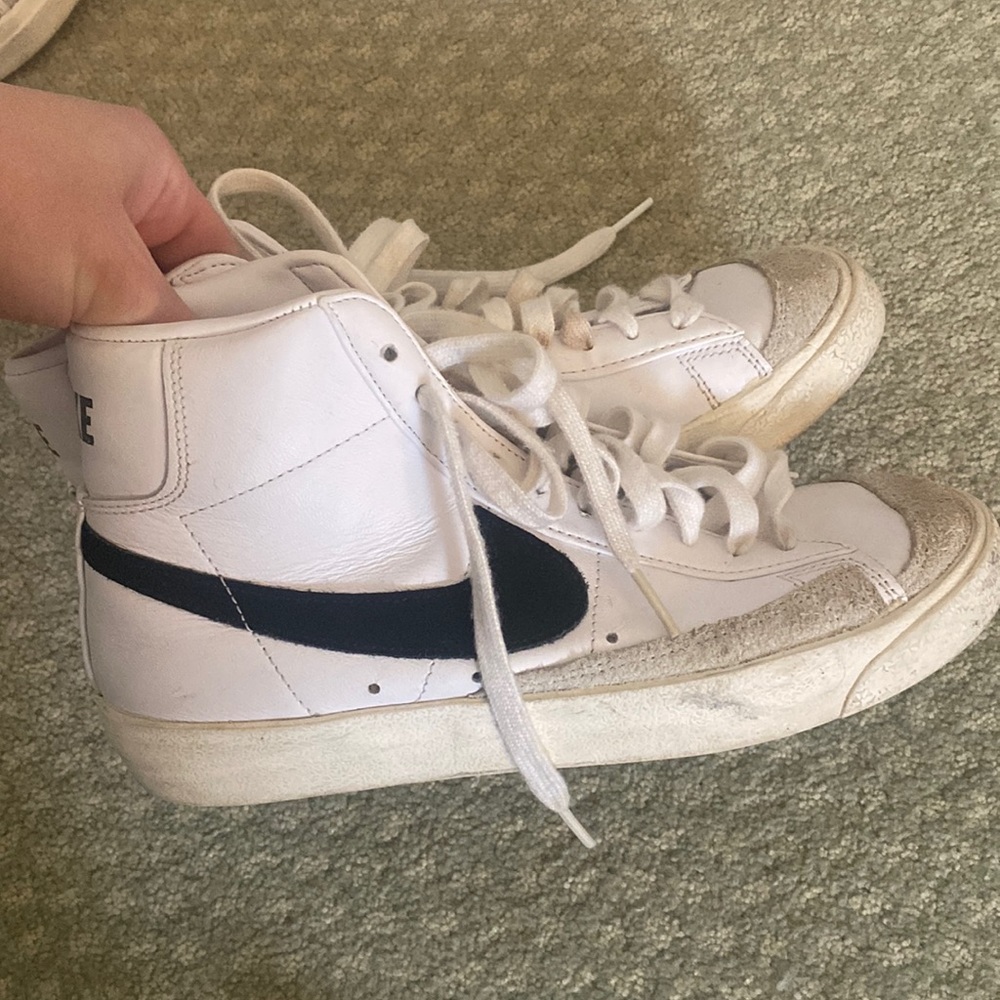 Women’s 7.5 Nike blazer